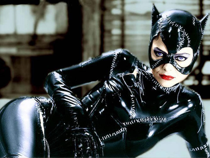 Vanessa Hudgens inicia Halloween con un homenaje a la Catwoman de Michelle Pfeiffer