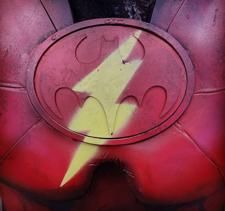 The Flash: su director muestra el escudo de Batman de Michael Keaton intervenido