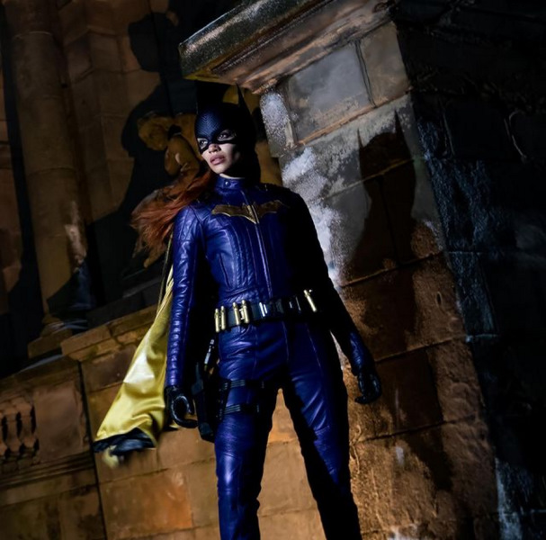 Firefly entra en acción en nuevas imágenes de Batgirl