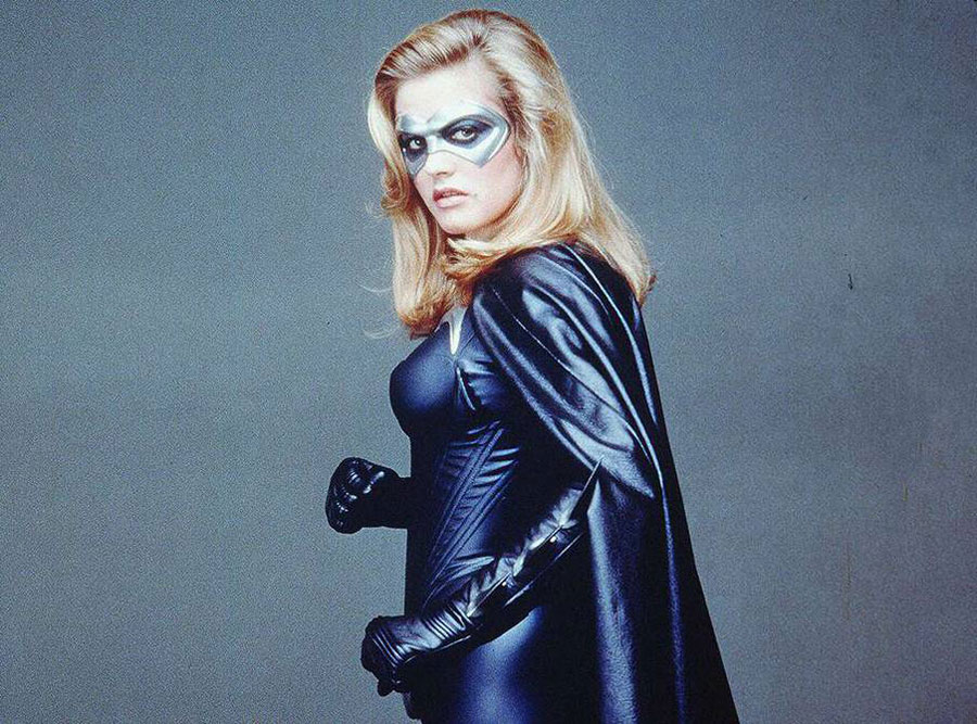 Alicia Silverstone elogia el traje de Leslie Grace, la nueva Batgirl