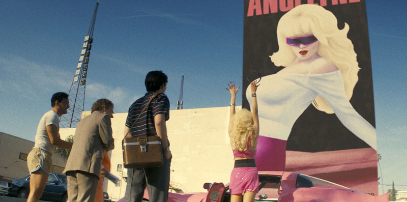 Angelyne, “la reina de los billboards” californianos estrena miniserie