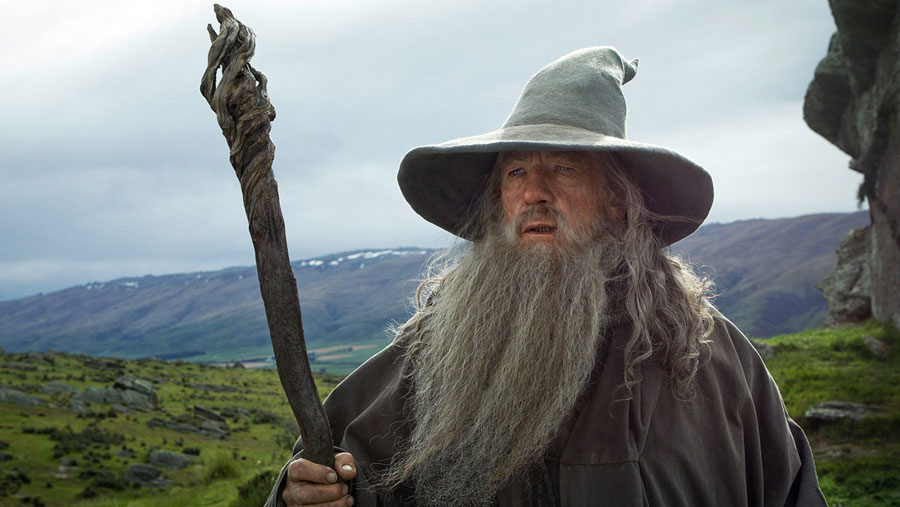¿Quién es el extraño que cae del cielo en Lord of the Rings: The Rings of Power?