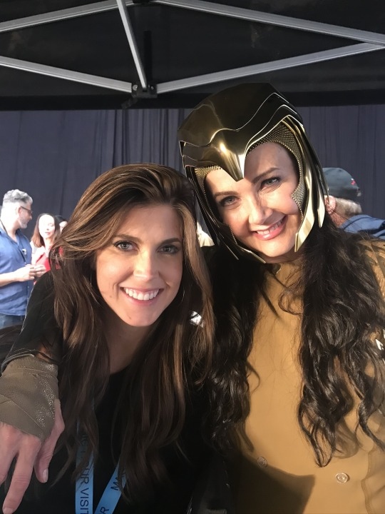 Así luce Lynda Carter con el casco de la armadura de Wonder Woman 1984