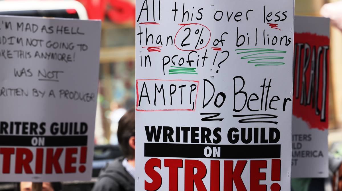 El sindicato de guionistas entra en huelga y Hollywood paraliza sus producciones